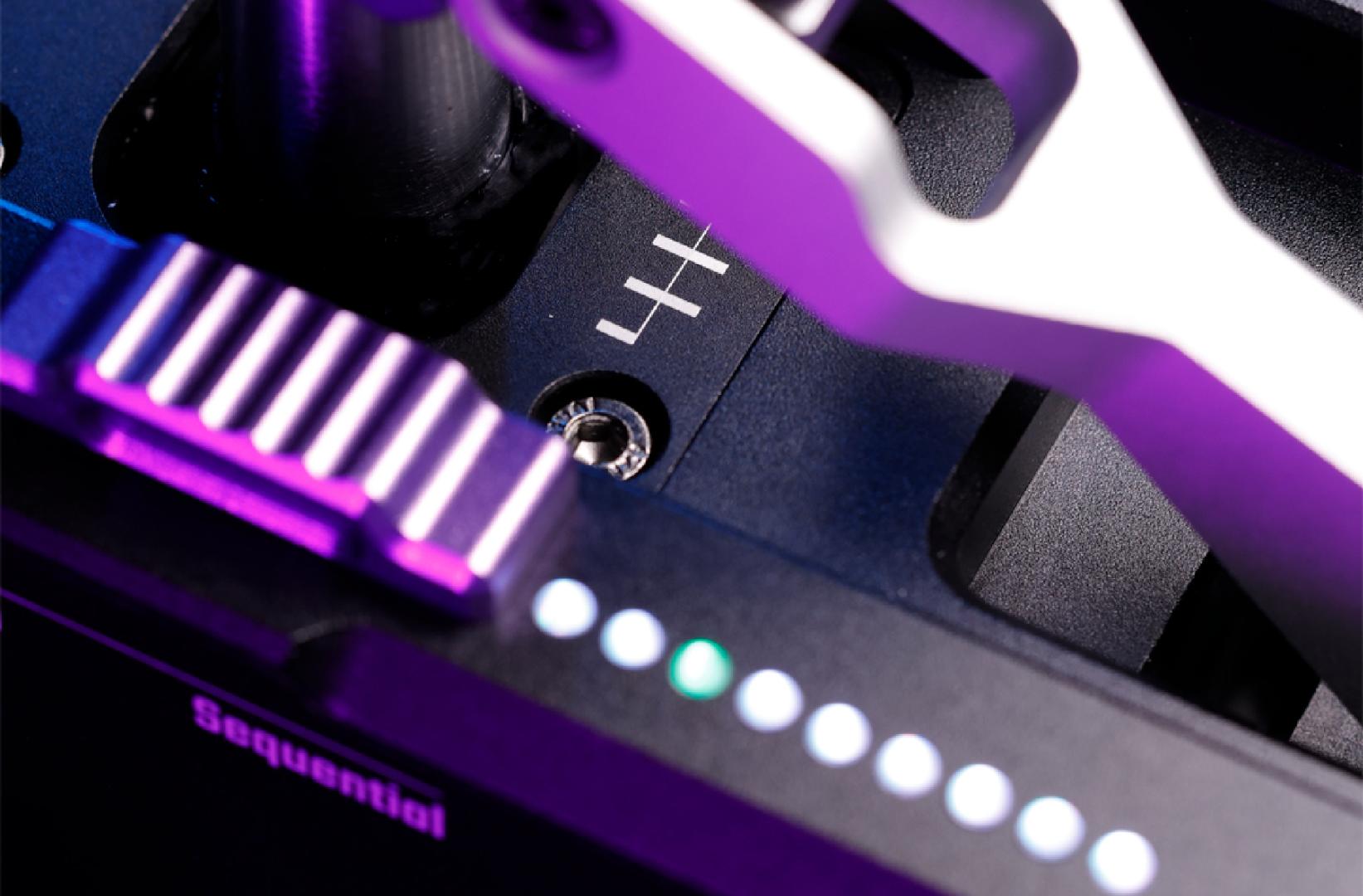 Gros plan sur le curseur Sequential et la rampe de LED du Conspit CHS