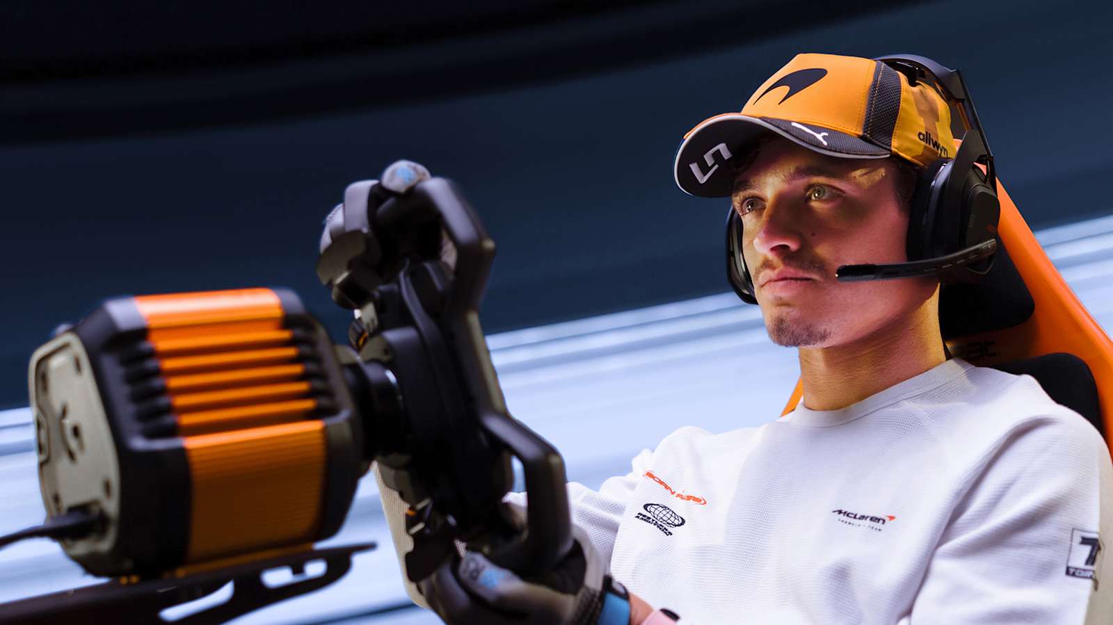 Le RS50 McLaren Racing Bundle en action, sur un cockpit aux couleurs de McLaren