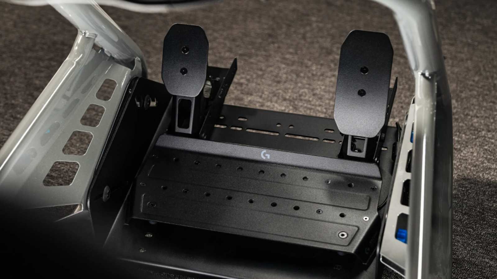 Le pédalier Logitech G RS Pedals SE et ses deux pédales à effet Hall, installé dans un cockpit