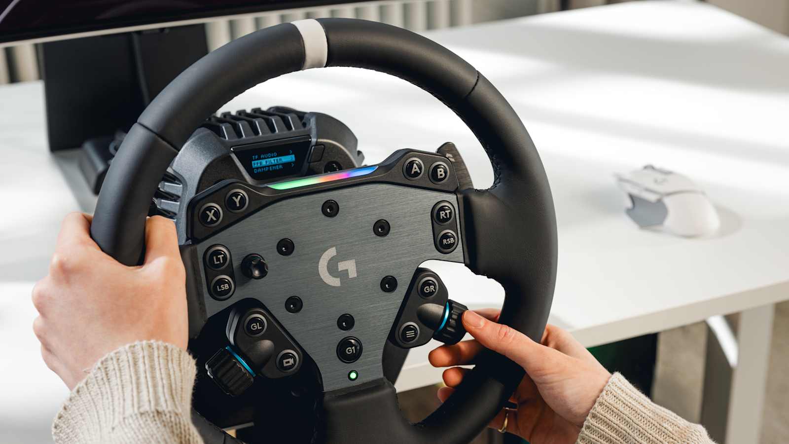 Le Logitech G RS50 System installé sur un bureau
