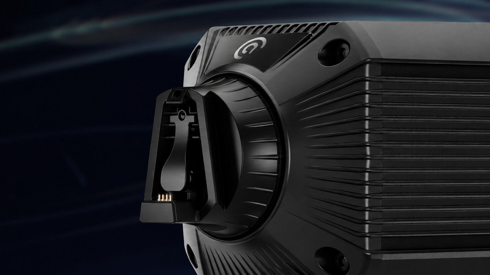 Gros plan sur le quick release de la base Asetek DD10, vu de trois quarts