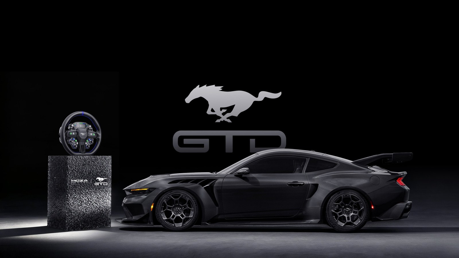 A MOZA Ford Mustang GTD kormánykerék, amely egy talapzaton áll a Ford Mustang GTD mellett