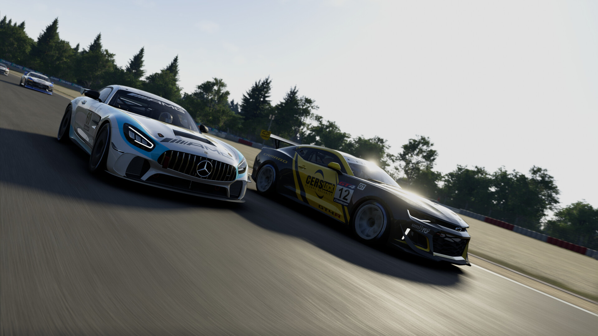 Une Mercedes-AMG GT4 et une Chevrolet Camaro GT4 côte à côte en virage dans Project Motor Racing