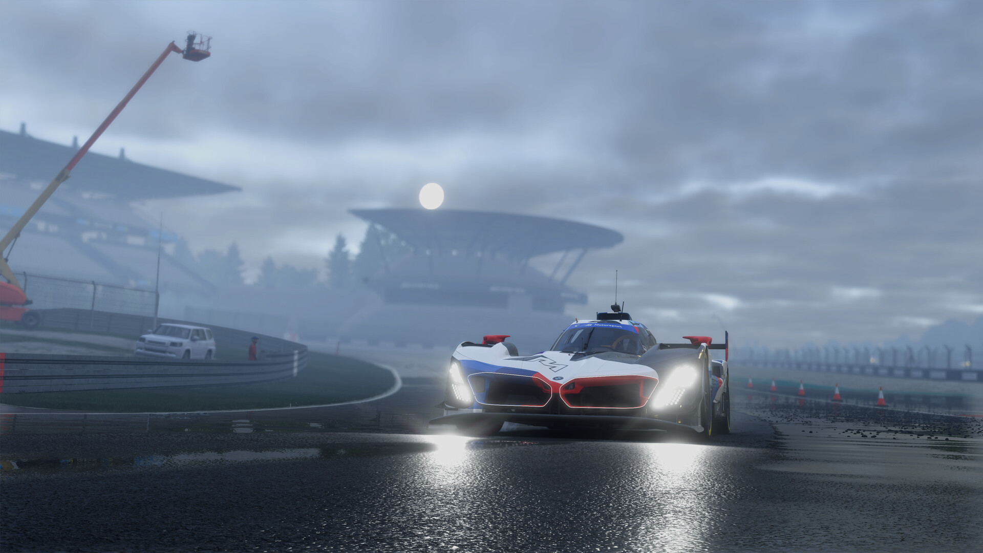 Un prototype LMDh BMW phares allumés sur une piste mouillée au Nürburgring dans Project Motor Racing