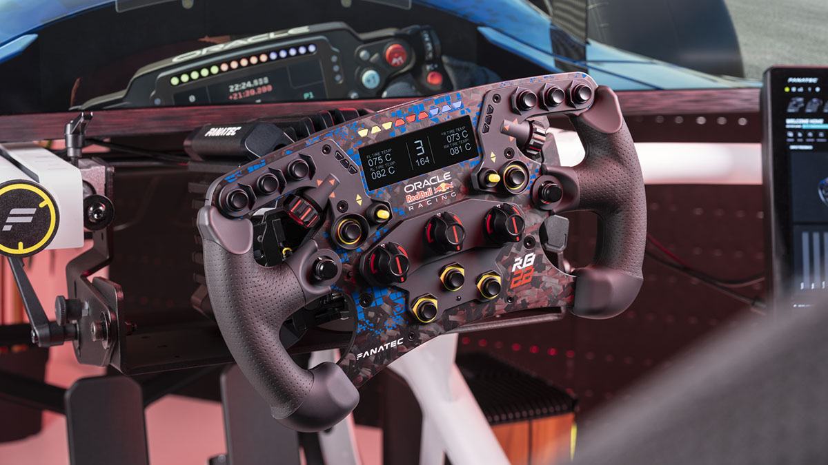 Le volant Fanatec ClubSport Formula V3 Oracle Red Bull Racing monté sur une base, avec sa façade en carbone forgé