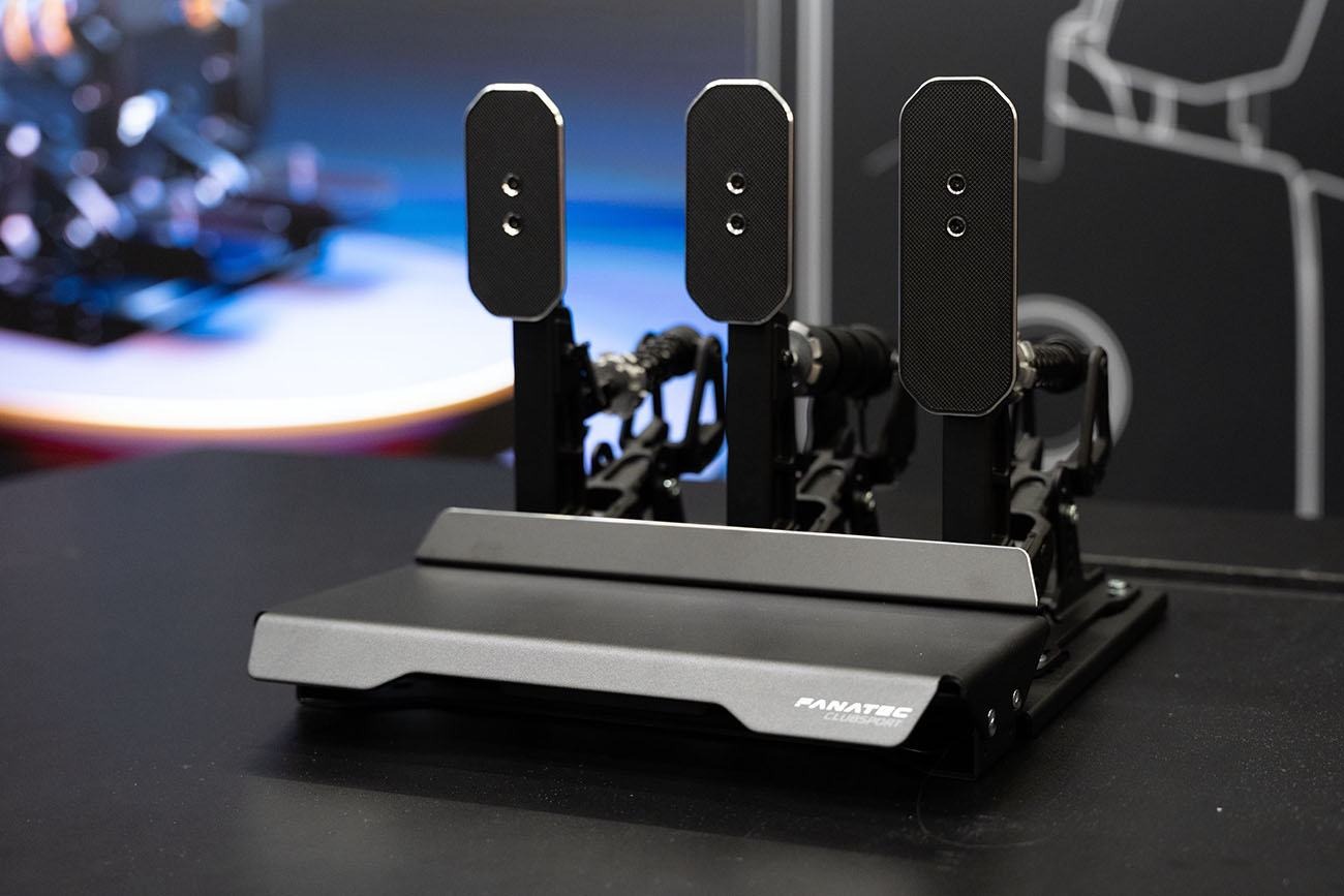 Le prototype de pédalier Fanatec ClubSport Pedals V4 à trois pédales, exposé à Francfort