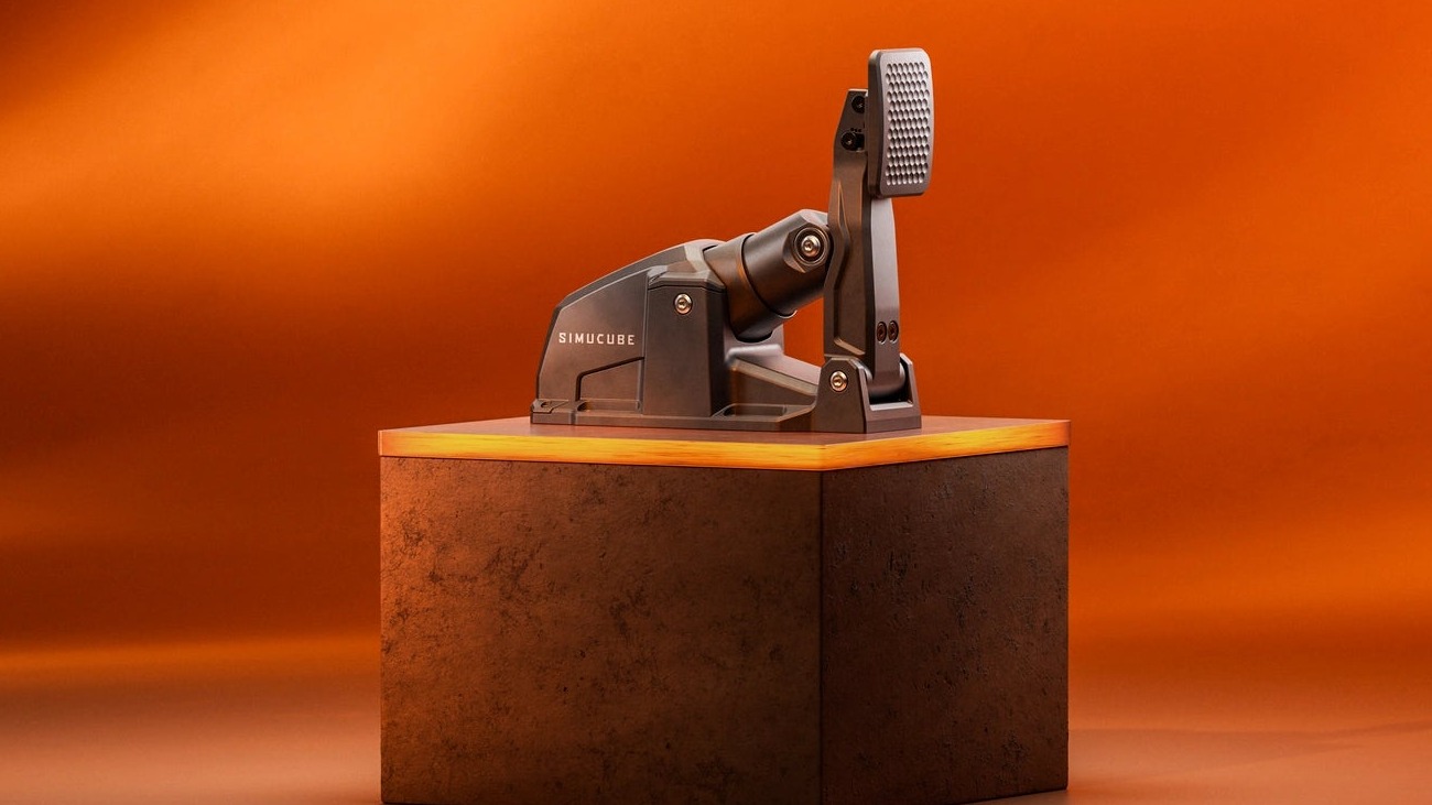 La pédale active Simucube ActivePedal Sport posée sur un socle, devant un fond orange